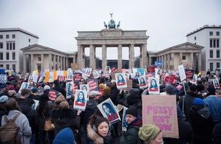 Slika lahko vsebuje protestno besedilo parade množice ljudi in Zaraah Abrahams