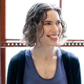Slika lahko vsebuje Človeška Oblačila Oblačila Nakit Ogrlica Dodatki Dodatki rokav in Hilary Mason