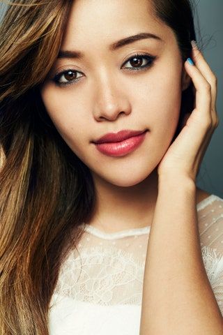 Slika lahko vsebuje Obraz Človeška oseba Michelle Phan šminka za ustnice Kozmetična oblačila in oblačila