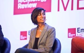 Slika lahko vsebuje sedeča človeška oseba, ogrlica, nakit, dodatki, dodatki, dodatki Saira Khan in oblačila