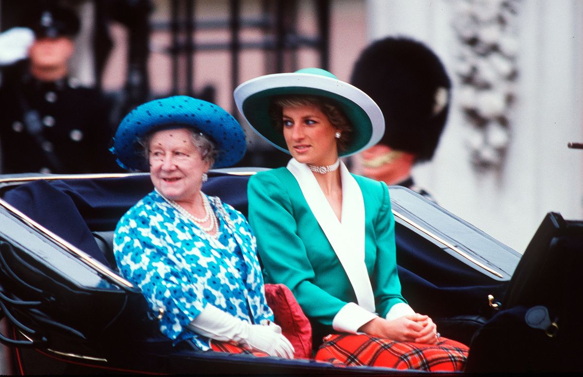 La imagen puede contener Diana Princesa de Gales Reina Isabel La Reina Madre Ropa Vestimenta Sombrero Humano y Persona