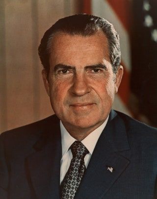 La imagen puede contener Richard Nixon Corbata Accesorios Accesorio Traje Abrigo Ropa Abrigo Ropa Humano y Persona