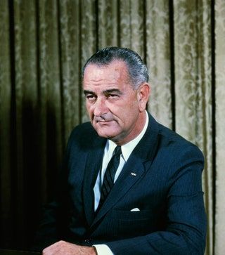 La imagen puede contener Lyndon B. Johnson Accesorios de corbata Accesorio Traje Abrigo Ropa Abrigo Ropa Humano y persona