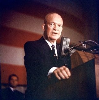 La imagen puede contener Audiencia Multitud humana Persona Discurso Dwight D. Eisenhower Traje Abrigo Ropa Abrigo y ropa
