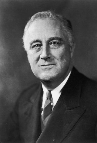 La imagen puede contener Cabeza Rostro Persona humana Traje Abrigo Ropa Abrigo Ropa Franklin D. Roosevelt y corbata