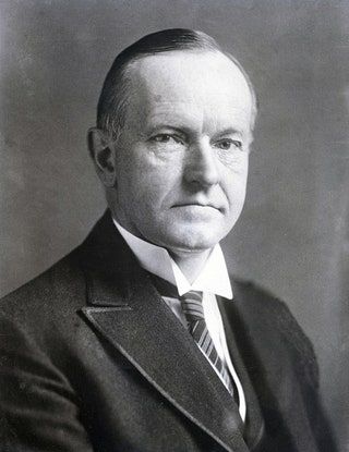 La imagen puede contener Calvin Coolidge Corbata Accesorios Accesorio Persona humana Traje Abrigo Ropa Abrigo y ropa