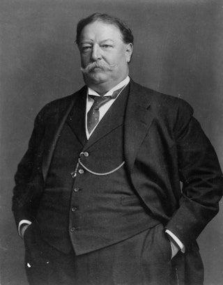 La imagen puede contener William Howard Taft Corbata Accesorios Accesorio Ropa Ropa Traje Abrigo Abrigo y humano