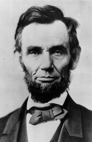 La imagen puede contener Rostro Persona humana Accesorios de corbata Accesorio Abraham Lincoln y barba