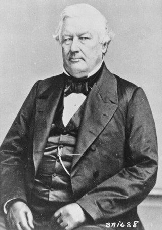 La imagen puede contener Millard Fillmore Ropa Ropa Corbata Accesorios Accesorio Persona humana Traje Abrigo y abrigo