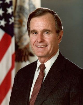 La imagen puede contener Corbata Accesorios Accesorio Traje Abrigo Ropa Abrigo Ropa Persona humana y George H. W. Bush