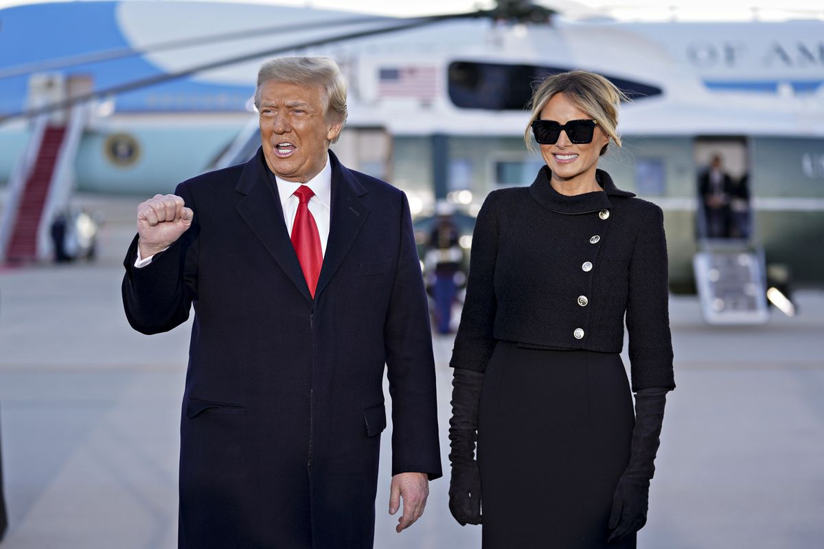 JAV prezidentas Donaldas Trumpas paliko gestus, atvykęs su JAV pirmąja ponia Melania Trump į atsisveikinimo ceremoniją...