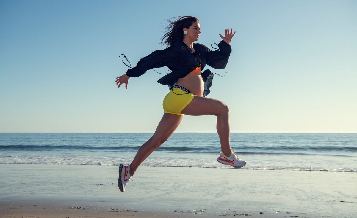 Bild kann enthalten Mensch Freizeitaktivitäten Tanz Pose Kleidung Bekleidung Shorts Outdoor Schuhe und Schuhe
