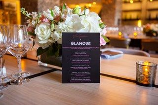 Bilden kan innehålla växt Blomma Blomsterarrangemang Blossom Blombukett Trä Grafik Blomdesign och konst