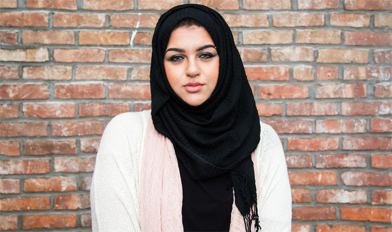 Nuotraukoje gali būti Clothing Apparel Scarf Human and Person