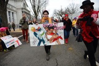 La imagen puede contener Persona humana Etiqueta de texto Calzado Ropa Calzado Ropa Banner Multitud y sombrero