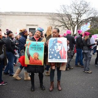 La imagen puede contener Persona humana Calzado Calzado Ropa Vestimenta Kym Worthy Crowd Peatón Texto y Michael Wekerle