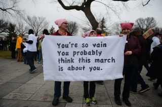 La imagen puede contener texto Persona humana Banner Calzado Calzado Ropa Vestimenta y multitud