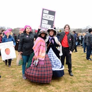 La imagen puede contener Persona humana Multitud Comida Comida Ropa Vestimenta Yelena Baturina Calzado Calzado Desfile y texto