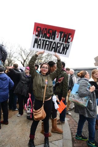 Esta imagen puede contener texto Persona humana Banner Ropa Calzado Vestimenta Zapato y multitud