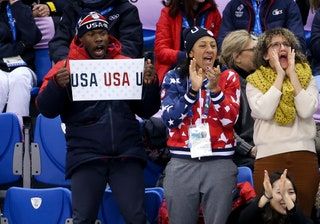 La imagen puede contener Persona humana Elana Meyers Multitud Transporte Vehículo Offroad Rally y audiencia