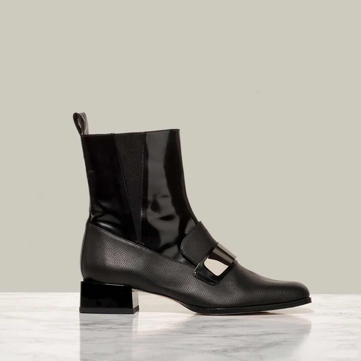 schwarze Stiefelette mit kurzem Absatz