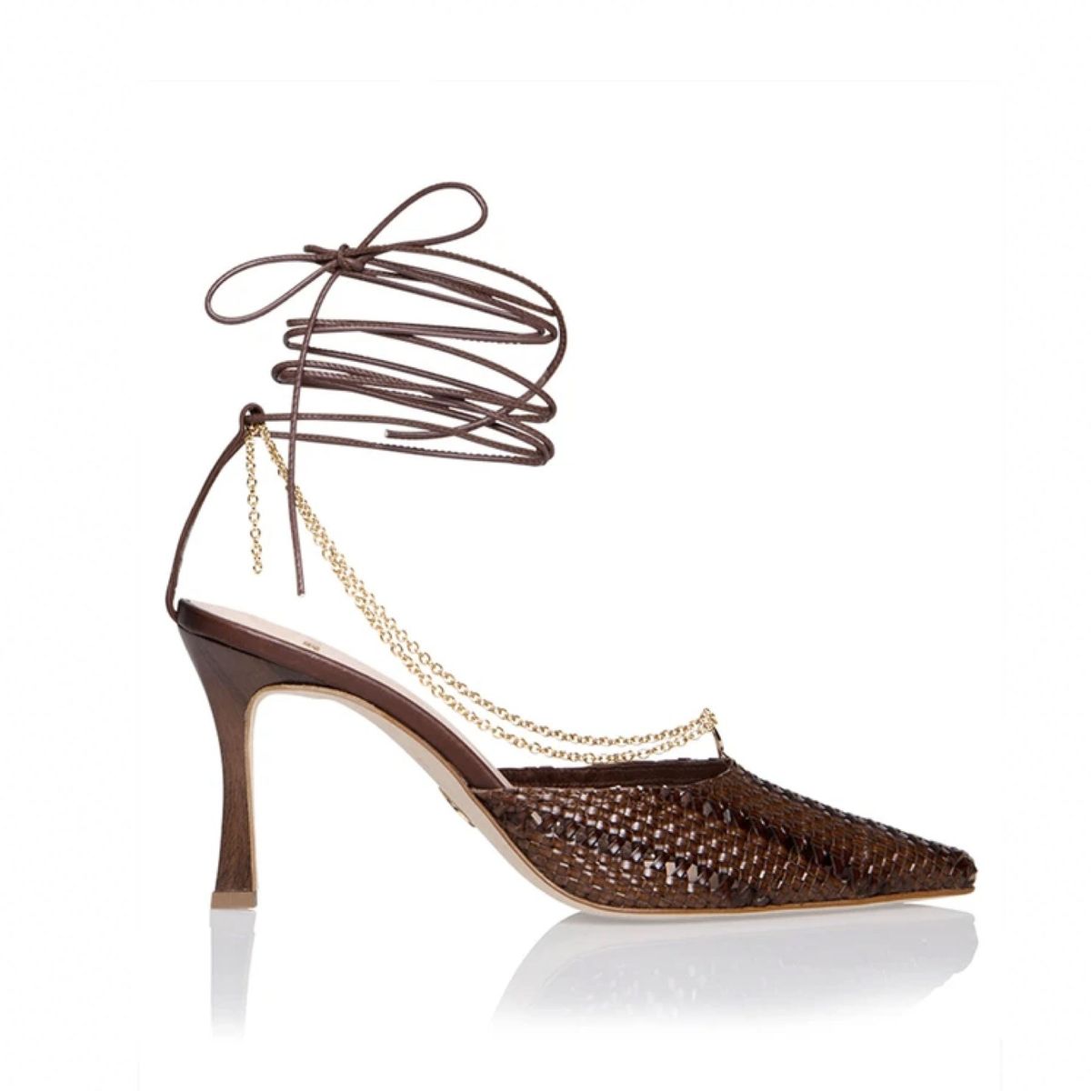 gewebter brauner Pumps mit goldenen Ketten und Knöchelriemen