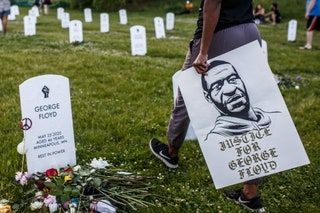 Un cartel de Justicia para George Floyd en una manifestación conmemorativa en Minneapolis, Minnesota.