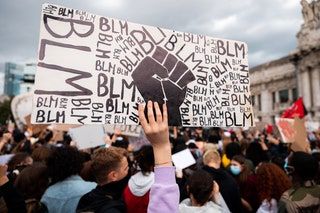 Un cartel de protesta de Black Lives Matter de Milán, Italia.