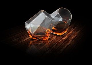 Scotch-seizoen komt eraan Upgrade de baasavond met deze speciaal gevormde glazen. De hoek laat de geest...