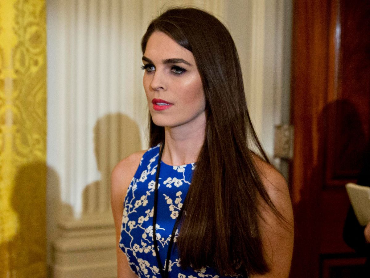 Bilden kan innehålla Hope Hicks Kläder Kläder Människoperson Aftonklänning Morgonrock Mode och trä