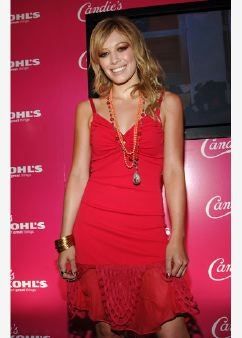 Esta imagen puede contener Chica Humana Rubia Femenina Adolescente Niño Mujer Niño Persona Ropa Vestimenta Artista y vestido