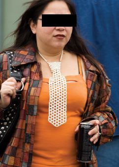 La imagen puede contener ropa, persona humana y bufanda.