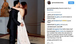 Slika lahko vsebuje Oblačila Oblačila Večerna obleka Robe Moda Človeška oseba Poročna obleka Poroka in ženska