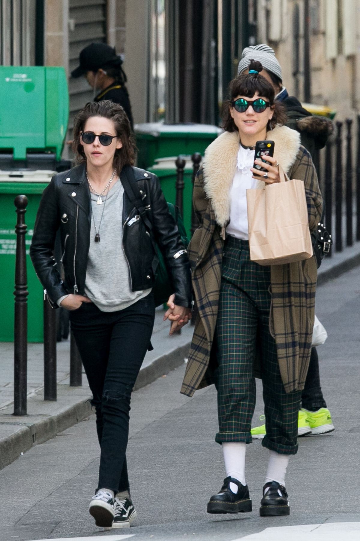 La imagen puede contener Kristen Stewart Ropa Ropa Chaqueta Abrigo Calzado Zapatos Gafas de sol Accesorios y accesorios
