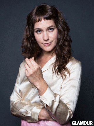 Kuva saattaa sisältää Lola Kirke Clothing Apparel Human Person Sleeve Fashion Robe pitkähihainen ja kasvot