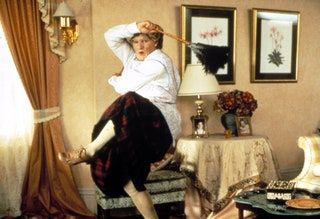 Robin Williams pleše kot gospa Doubtfire v istoimenskem filmu iz leta 1993.
