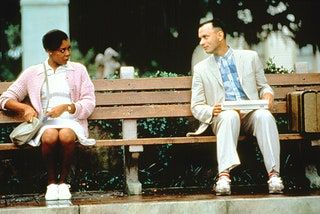 Rebecca Williams in Tom Hanks skupaj sedita na klopi na snemanju filma Forrest Gump.