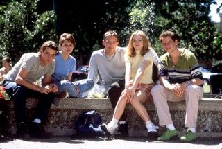 Slika lahko vsebuje prizor iz Scream Furniture Človeška oseba, ki sedi Matthew Lillard Skeet Ulrich Oblačila Čevlji Obutev...