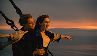 Leonardo DiCaprio in Kate Winslet stojita skupaj v prizoru iz Titanika.