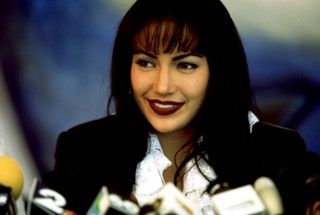 Jennifer Lopez igra Seleno Quintanilla v biografskem filmu o pevki.