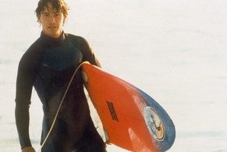 Slika lahko vsebuje prizor Keanuja Reevesa v Point Break Človeška oseba Prevozno vozilo Čoln z veslami Čoln Vodno plovilo in...