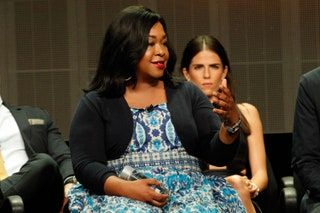 Bild könnte enthalten Karla Souza Menschliche Person Shonda Rhimes Finger Möbel Couch Sitzen Kleidung und Kleidung