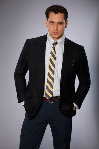 Bild kann enthalten Matt McGorry Krawatte Accessoires Zubehör Mantel Bekleidung Anzug Mantel Bekleidung Mensch und Mensch