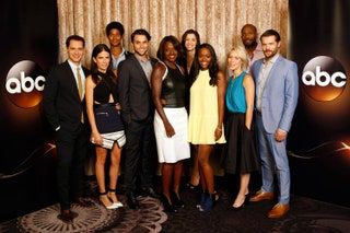 Bild könnte enthalten Matt McGorry Charlie Weber Karla Souza Alfred Enoch Aja Naomi König Viola Davis Mensch und Person
