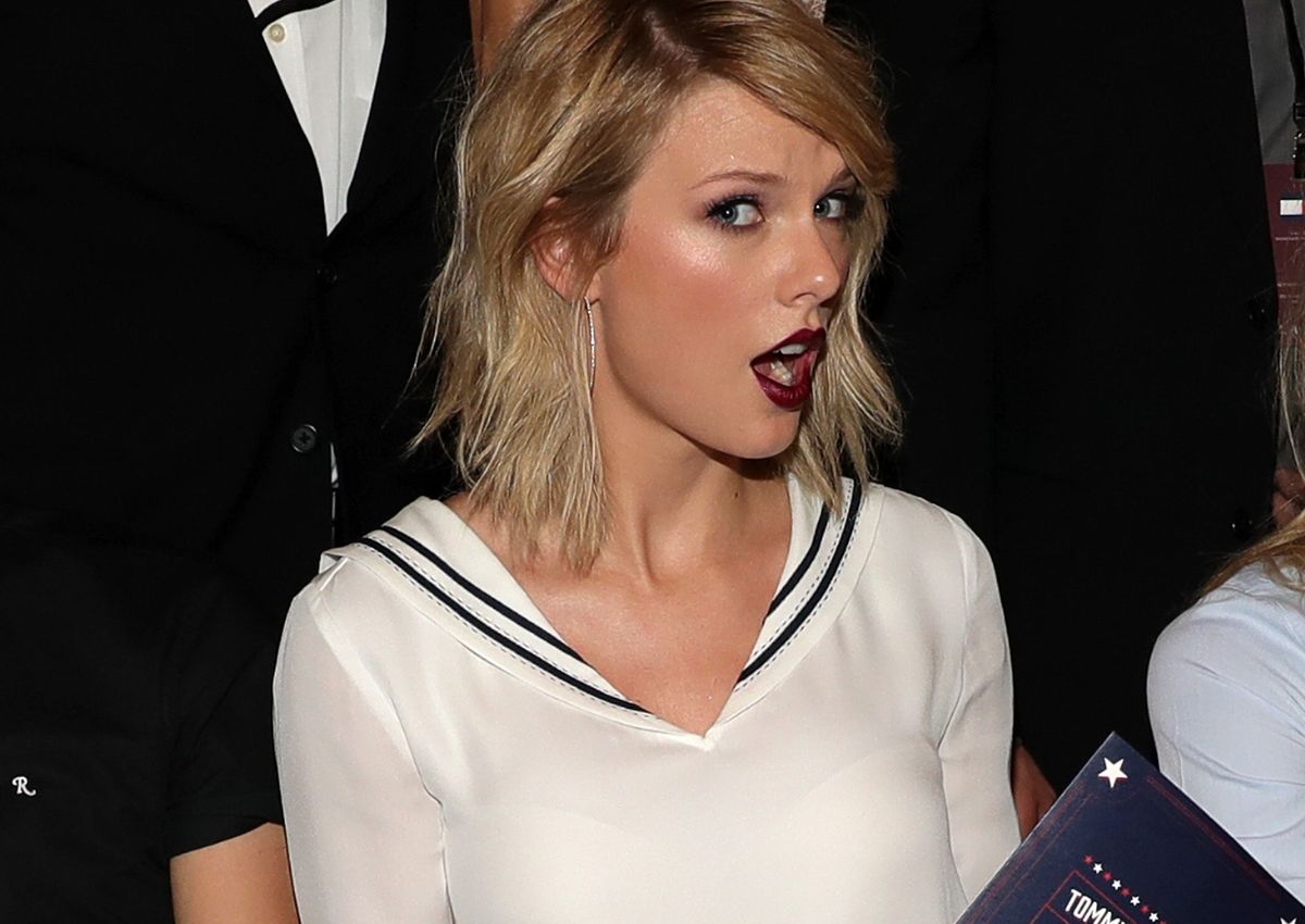 Slika lahko vsebuje Človeška oseba Taylor Swift Electronics PC Computer Laptop in Moda