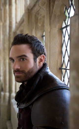 La imagen puede contener Face Human Person Beard Man y Joshua Sasse