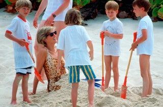La imagen puede contener Persona humana Gafas de sol Accesorios Accesorios Ropa Pantalones cortos Ropa y vacaciones