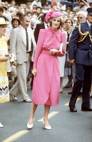 La imagen puede contener Diana Princesa de Gales Persona humana Calzado Ropa Vestimenta Zapato Moda Corbata y accesorios