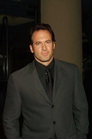 Bild kann enthalten Scott Patterson Anzug Mantel Kleidung Mantel Bekleidung Krawatte Zubehör Zubehör Mensch und Person