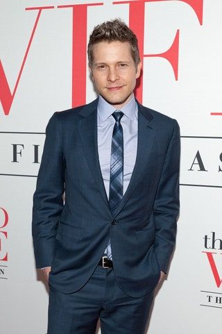 Bild kann enthalten Matt Czuchry Krawatte Accessoires Accessoires Mantel Kleidung Anzug Mantel Bekleidung Mode und Premiere
